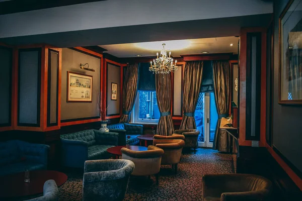 Otelde rahat koltukları ve koltukları olan lüks bir restoran. 