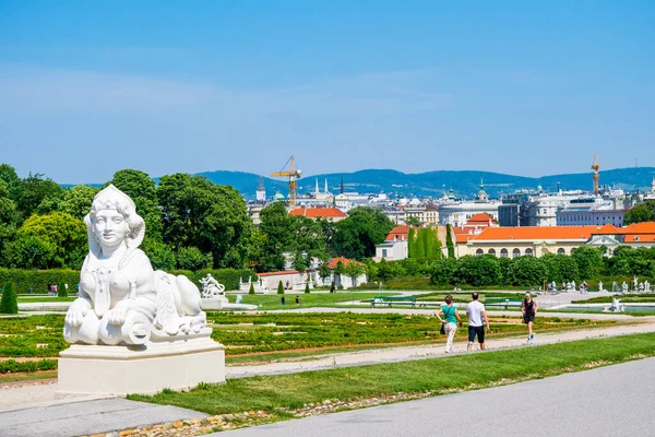 Kilátás Belvedere Múzeumból Bécs Parkban Sétáló Turistáknál Városképpel Háttérben Ausztria — Stock Fotó