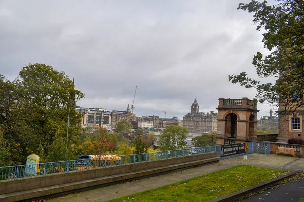 スコットランドのエディンバラにある歴史的建造物と緑の公園 — ストック写真
