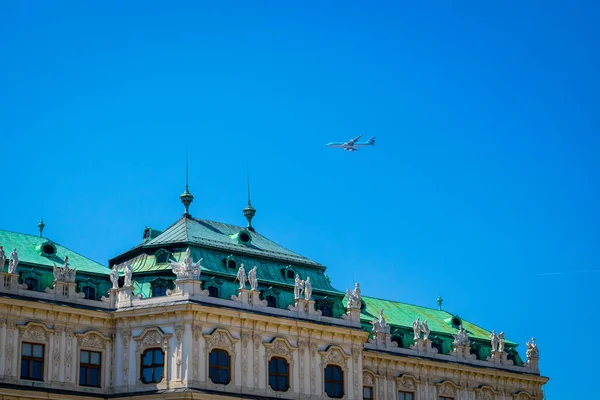 Kilátás Történelmi Épület Belvedere Múzeum Bécs Repülőgép Kék Napsütéses Napon — Stock Fotó
