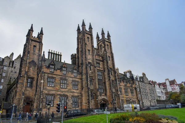 Edinburgh, İskoçya 'da tarihi binalar ve yeşil bir park