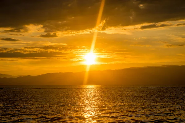 Deniz arka planında güzel gün batımı