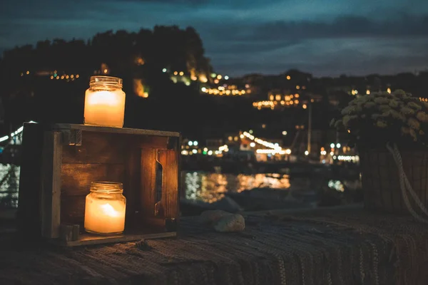Горящие Свечи Городом Моря Заднем Плане Вечером — стоковое фото