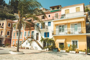 Yunanistan 'ın güzel renkli sahil kenti Parga, Epirus. Yunan yaz tatilleri