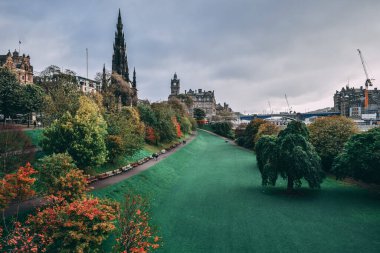 Edinburgh, İskoçya 'da tarihi binalar ve yeşil bir park