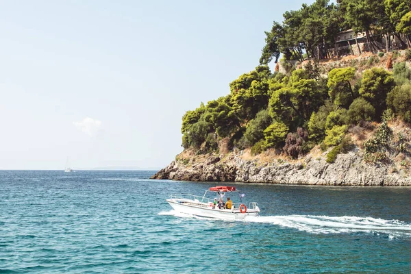 Barca Galleggiante Mare Vicino Alla Riva Nella Giornata Sole — Foto Stock