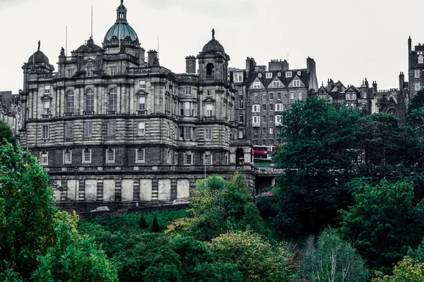 スコットランドのエディンバラにある歴史的建造物と緑の公園 — ストック写真