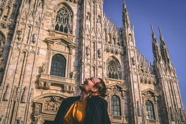 Milano Italia 2018 Mujer Mirando Cielo Catedral Del Duomo — Foto de Stock