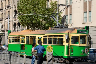 Melbourne 'un şehir merkezinde yeşil tramvay, Victoria, Avustralya