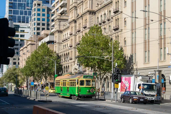 Melbourne 'un şehir merkezinde yeşil tramvay, Victoria, Avustralya