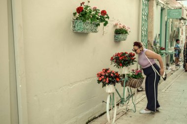 Yunanistan 'da Lefkada adasının caddesinde yürüyen kadın 