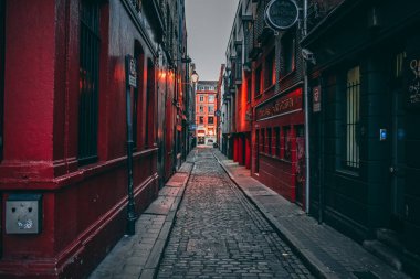 Şehirde eski moda bir Londra sokağı.