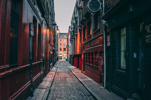 Şehirde eski moda bir Londra sokağı.