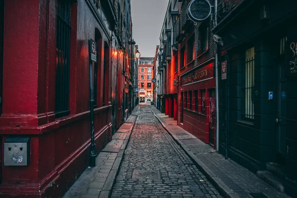 Şehirde eski moda bir Londra sokağı.