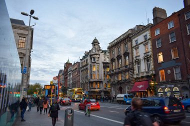 Dublin, İrlanda 'daki Dublin Kültür Bölgesi' ndeki Temple Bar tarihi bölgesinde yürüyen insanlar