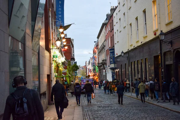 Ludzie Spacerujący Ulicą Dzielnicy Temple Bar Dzielnicy Kulturalnej Dublins Dublin — Zdjęcie stockowe