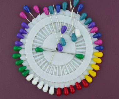 Broşların üzerine yerleştirilmiş çeşitli renkli broşlar var.