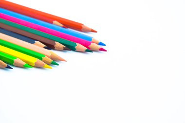 Beyaz izole edilmiş arka planda bir yığın farklı renkte tahta kalem.