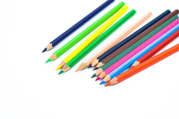 大量不同颜色的木制铅笔蜡笔放在白纸底座上 — 图库照片