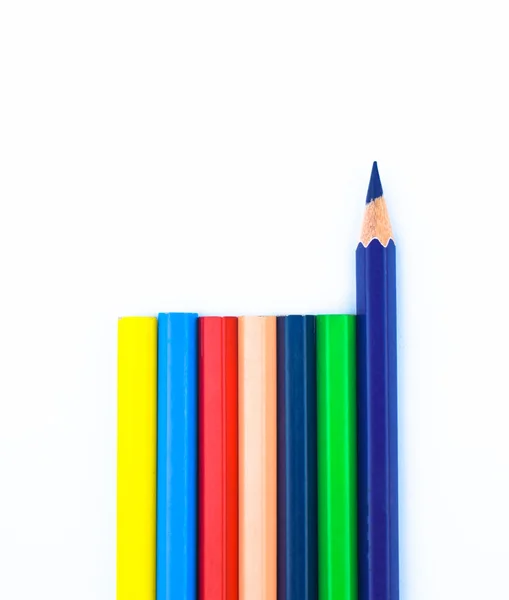 7色の木の鉛筆クレヨンのコーナー1つの異なる方法に直面している間 — ストック写真