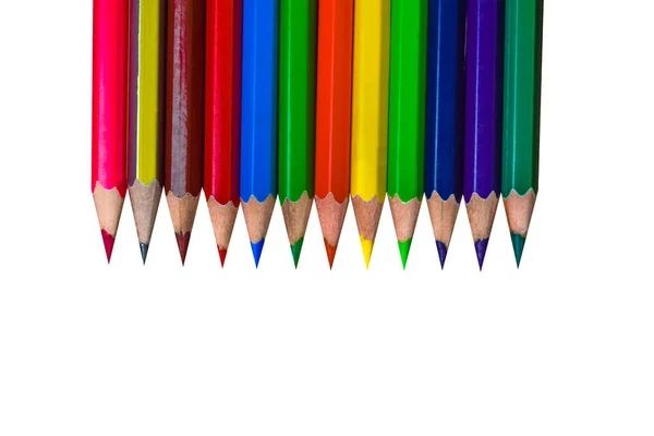 在白纸背景上的一行不同颜色的木制铅笔蜡笔 — 图库照片