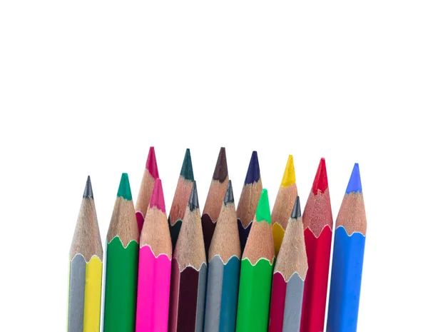 白い紙の上に別の上に置かれた様々な色の木の鉛筆クレヨンの2行 — ストック写真