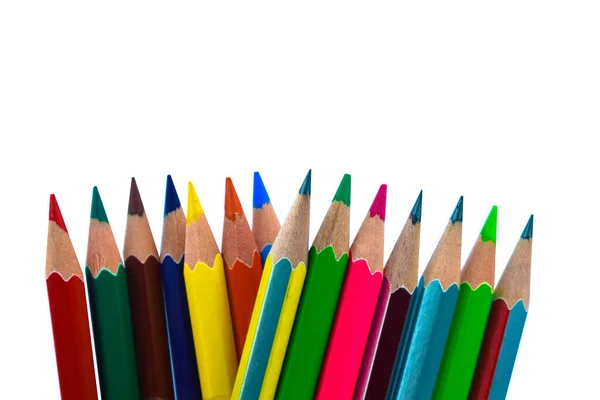 白い背景に別の上に配置された異なる色の木製の鉛筆クレヨンの2行 — ストック写真