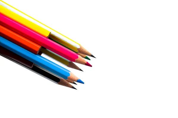 一堆不同颜色的木制铅笔蜡笔放在白纸的背景上 — 图库照片