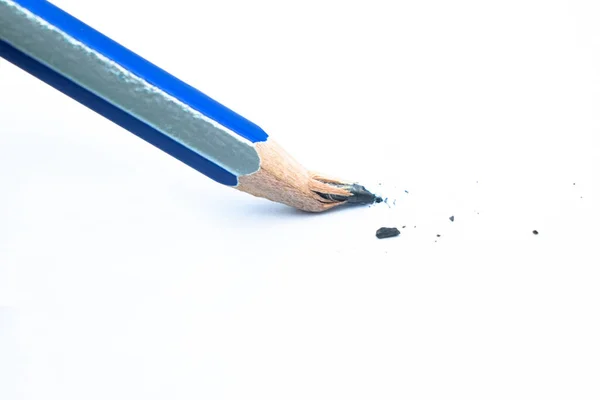 Сломанный Карандашный Карандаш Синего Цвета Помещен Бумажном Фоне Белого Цвета — стоковое фото
