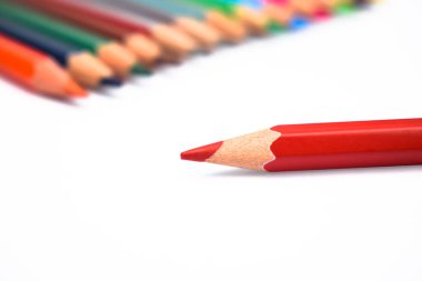 Farklı renkte tahta kalem kaleminin önündeki kırmızı kalemin resmini kapat.