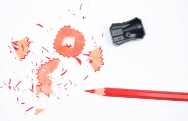 Bazı çalışma materyalleri kırmızı bir kalem ve izole edilmiş siyah renkli plastik bileyiciyi içerir.