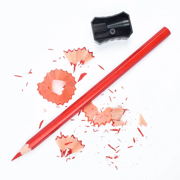 含有红色铅笔和单色黑色塑料磨刀的学习材料 — 图库照片