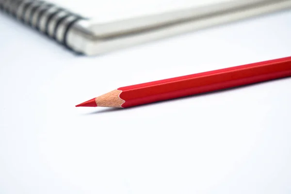 Lápiz Lápiz Madera Color Rojo Colocado Delante Diario Papel Nota — Foto de Stock