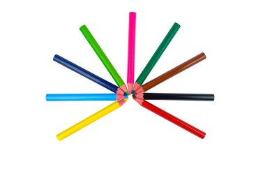 Beyaz kağıt arka planda farklı renklerde tahta kalemlerle yapılmış bir yuvarlak tasarım.