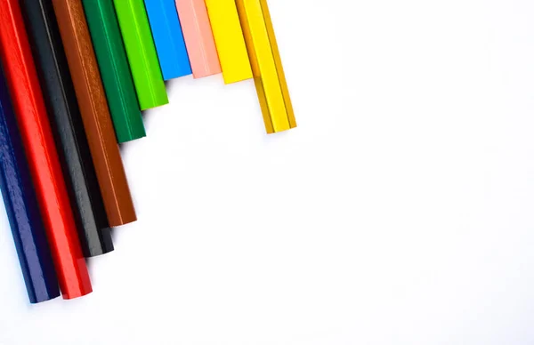 Foto Algunos Lápices Colores Diferentes Colocados Sobre Fondo Papel Blanco — Foto de Stock