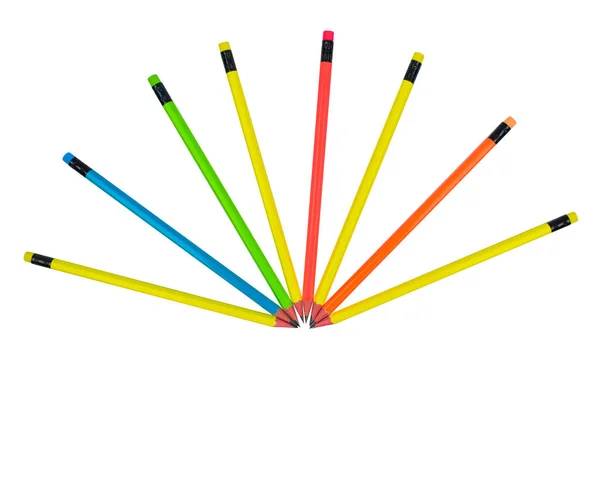 Beyaz Kağıt Arka Planda Farklı Renkte Tahta Kalemlerle Yapılmış Yuvarlak — Stok fotoğraf
