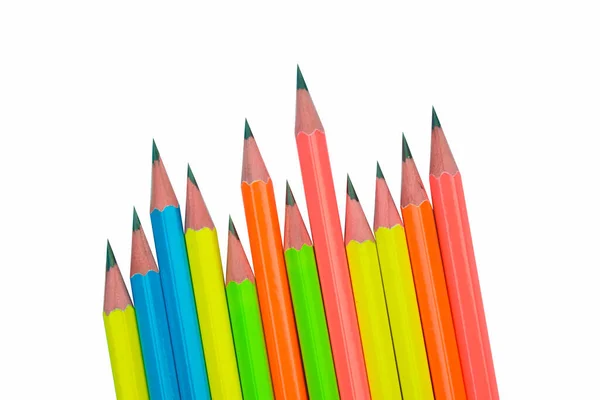 白い色の紙の背景に異なる色の通常の木の鉛筆のライン — ストック写真