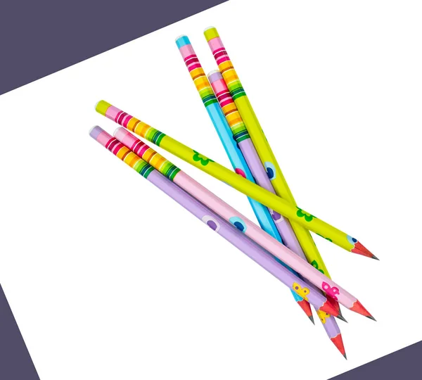 배경에 스티커가 줄줄이 색깔의 연필은 — 스톡 사진