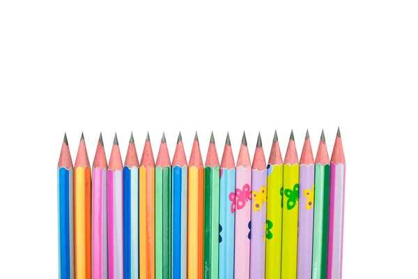许多不同颜色的木制铅笔蜡笔放在白纸的背景上 — 图库照片