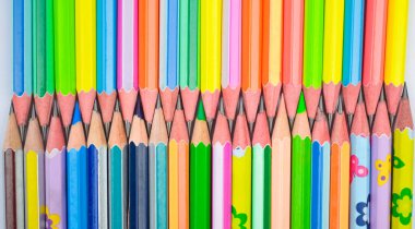 Keskinleştirilmiş uçlu birçok farklı renkte tahta kalem kalemi eklenmiş.