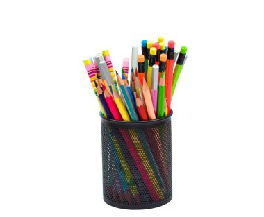 Siyah renkli plastik kalem tutacağı. İçinde bir sürü farklı renkli tahta kalem kalemi var.
