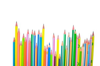 Bir çok farklı renkte tahta kalemlerden oluşan uzun bir sıra beyaz kağıt arka plan.