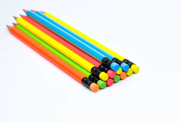 Farklı Renkte Tahta Kalemlerden Yapılmış Üçgen Şekilli Bir Desen — Stok fotoğraf