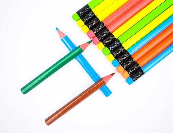 Kalem Boya Kalemlerinin Yanında Iki Farklı Tahta Kalemle Yapılmış Şekli — Stok fotoğraf