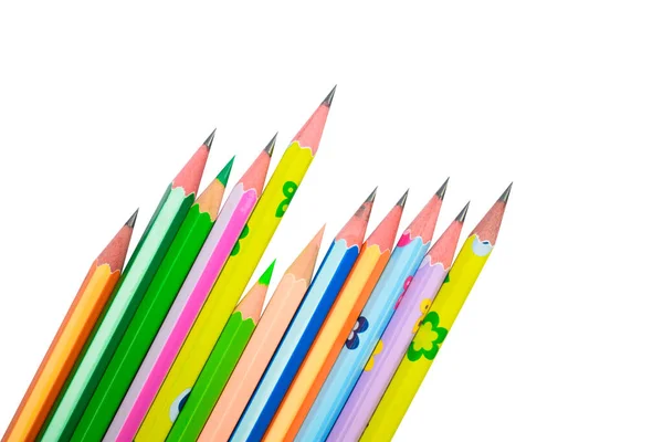 一些不同颜色的木制铅笔蜡笔放在白纸的背景上 — 图库照片
