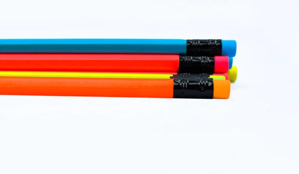 Birçok Farklı Renkte Tahta Kalem Kalemleriyle Yapılmış Üçgen Şekilli Bir — Stok fotoğraf