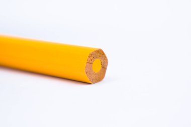 Beyaz bir kağıdın önünde sergilenen sarı renkli tahta kalem kalemi.