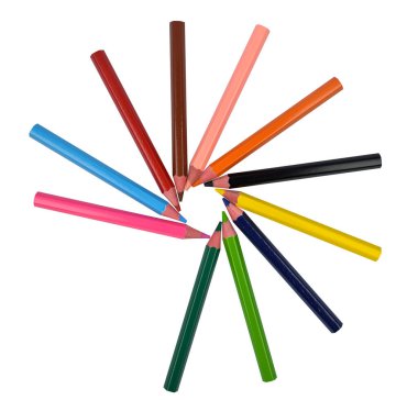 Beyaz arkaplanda farklı renkte tahta kalemlerle yapılmış daire deseni