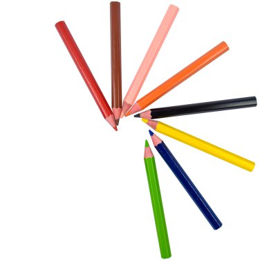 Yarım yuvarlak desenli, beyaz kağıt üzerinde farklı renkte tahta kalemlerle yapılmış.