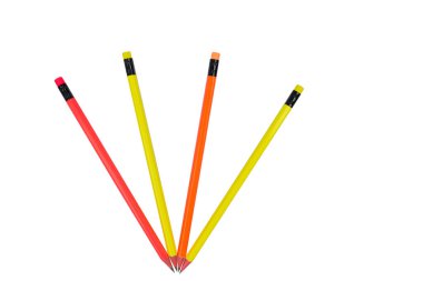 Beyaz kağıt arka planda dört farklı renkte tahta kalemle yapılmış desen.